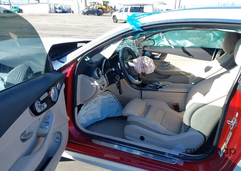 2017 Mercedes-Benz C 300 z USA, uszkodzony, nr VIN WDDWJ4JB4HF384166